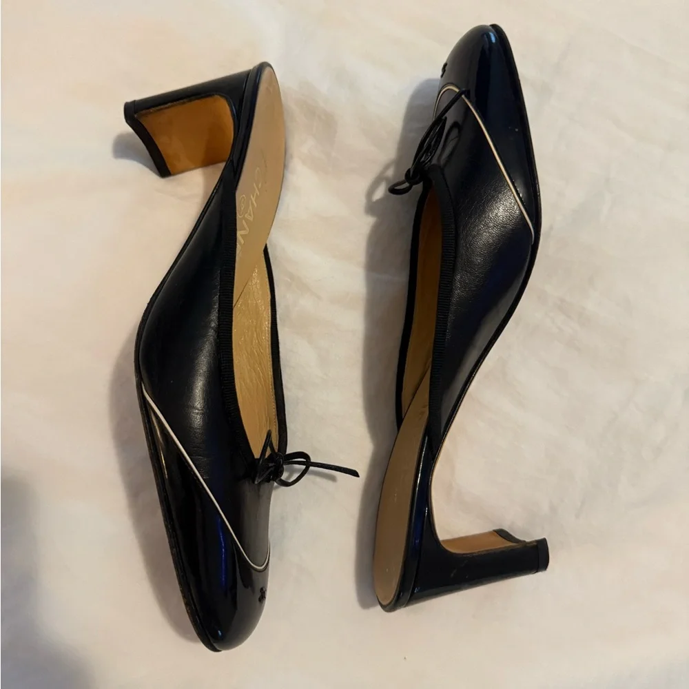 CHANEL Black Leather Bow-Trim Mules with White Piping EUC 0667 - Picture 12 of 16